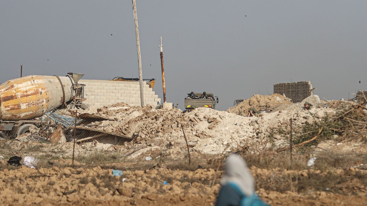 İsrail, Lübnanlı vekilin evini vurdu