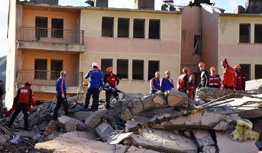 250 kişinin katıldığı deprem tatbikatı yapıldı - Gazete Yazıyor